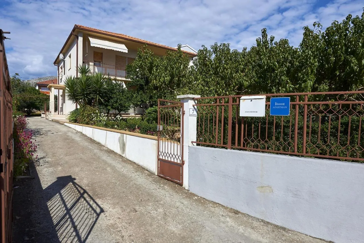 Apartments And Rooms With Parking Space Trogir - 13102