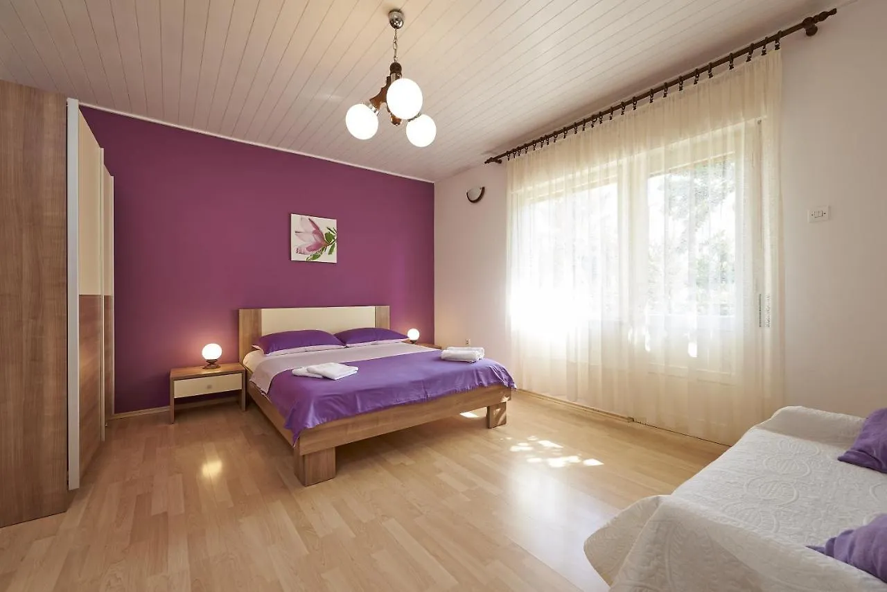 Gasthuis Apartments And Rooms With Parking Space Trogir - 13102