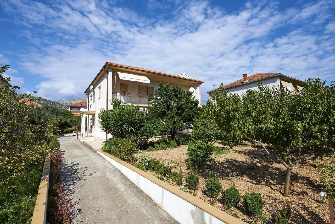 Apartments And Rooms With Parking Space Trogir - 13102