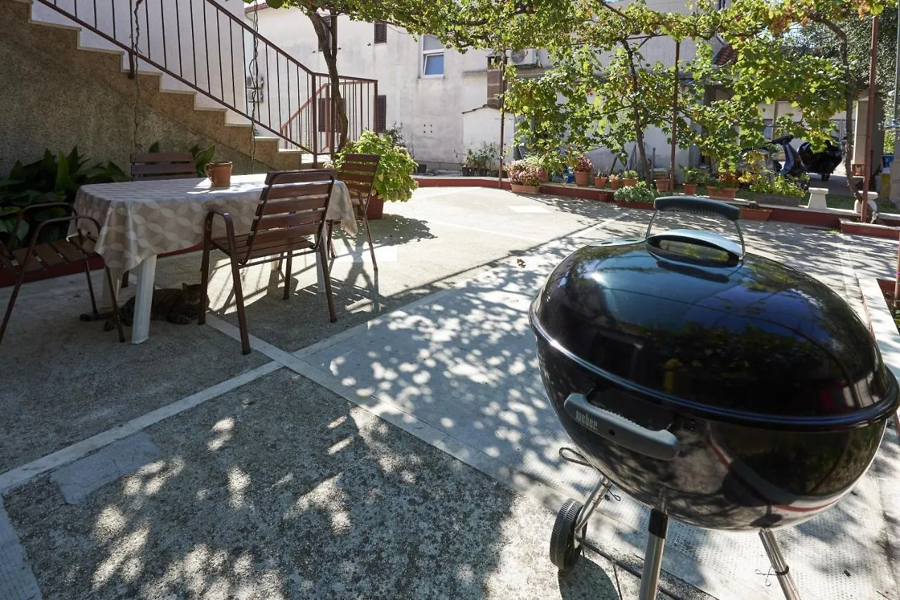 Gasthuis Apartments And Rooms With Parking Space Trogir - 13102