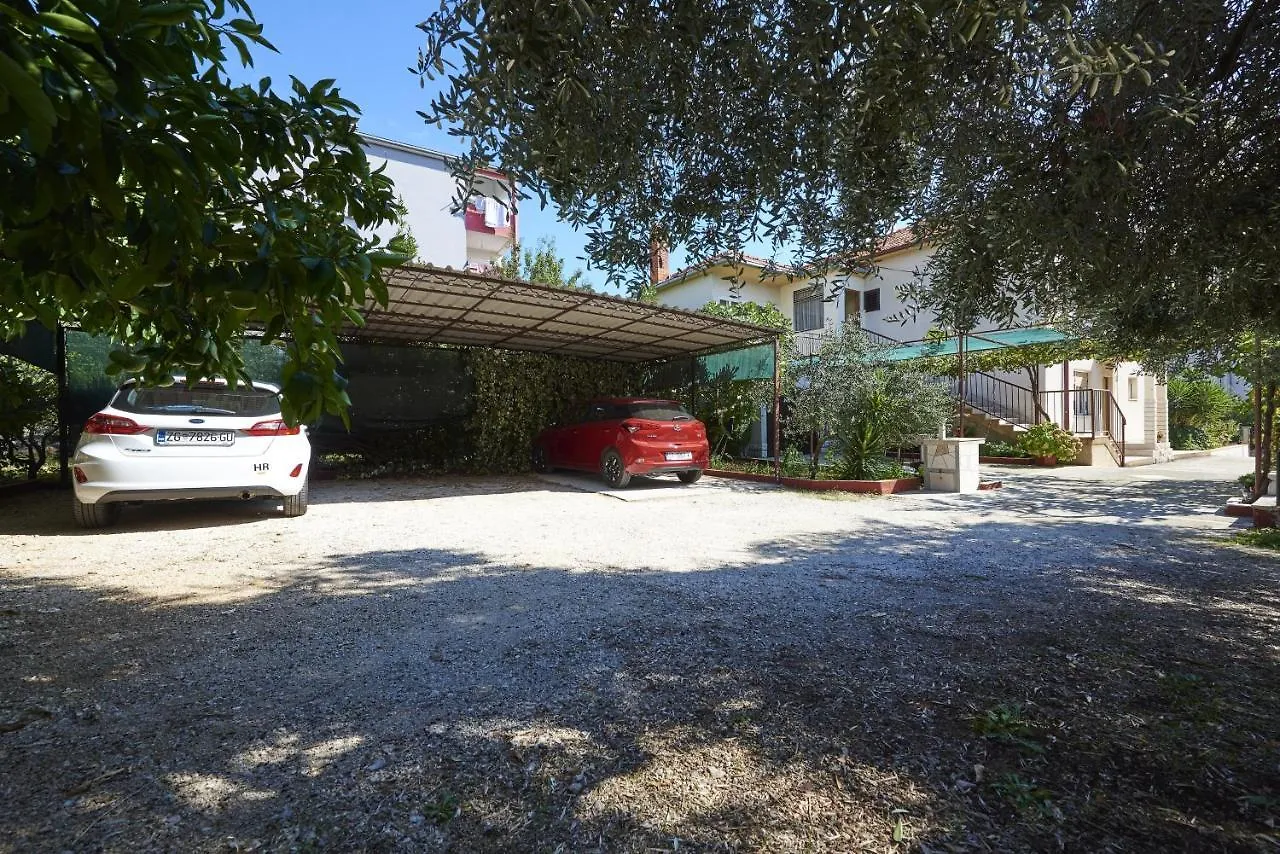 Apartments And Rooms With Parking Space Trogir - 13102 Kroatië