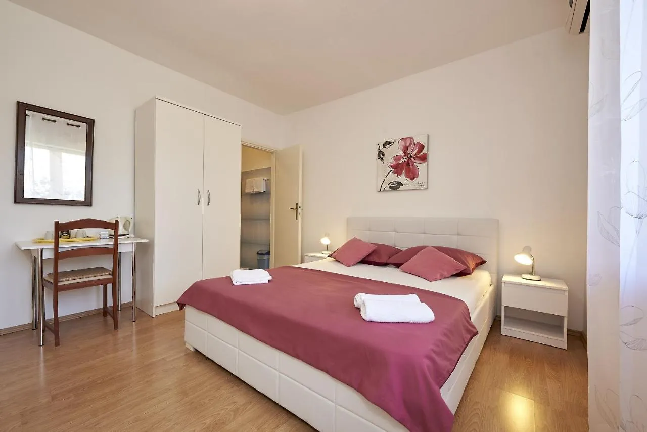 Apartments And Rooms With Parking Space Trogir - 13102 Gasthuis