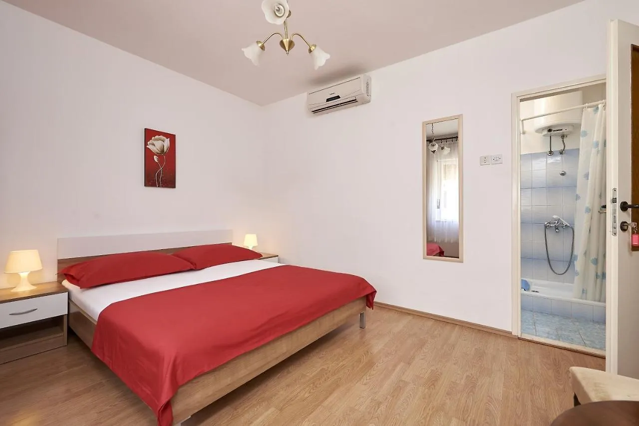 Apartments And Rooms With Parking Space Trogir - 13102